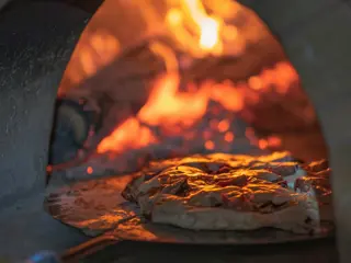 Pão acabado de sair do forno sobre uma tábua